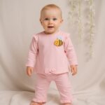 Set Haine Copii Fetiță Roz – Bluziță cu Mânecă Lungă și Pantaloni cu Volănașe, Accesoriu Albină 3D