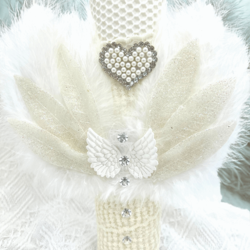 Lumânare de botez albă cu pene și îngerași – lumânare decorată manual pentru botez elegant și rafinat