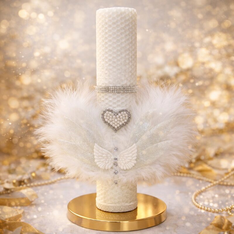 Lumânare de botez albă cu pene și îngerași – lumânare decorată manual pentru botez elegant și rafinat