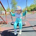 Trening fetiță turcoaz cu glugă și buzunare contrast – model casual pentru joacă și plimbări