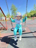 Trening fetiță turcoaz cu glugă și buzunare contrast – model casual pentru joacă și plimbări