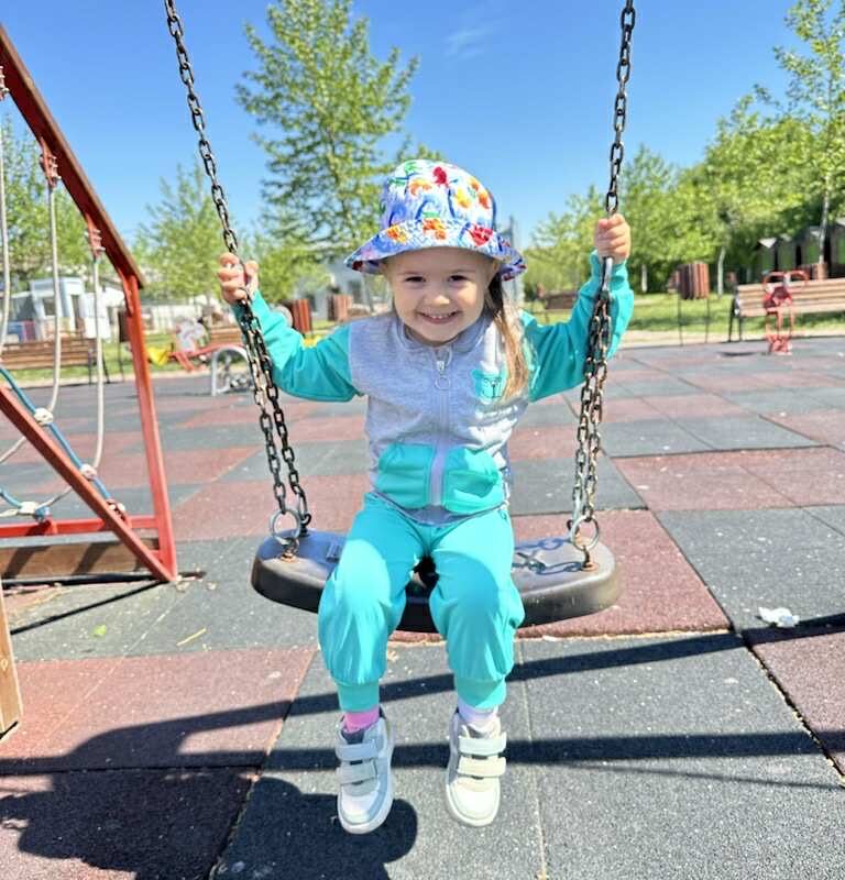 Trening fetiță turcoaz cu glugă și buzunare contrast – model casual pentru joacă și plimbări