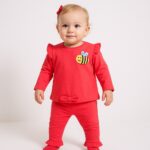 Set Haine Fetiță Roșu – Bluziță cu Mâneci Lungi, Volănașe și Albină 3D + Pantaloni Asortați – Confort și Stil pentru Copilul Tău