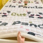 Pătură pufoasă cu elastic pentru prindere pe saltea – cuvertură moale pentru pat și învelit