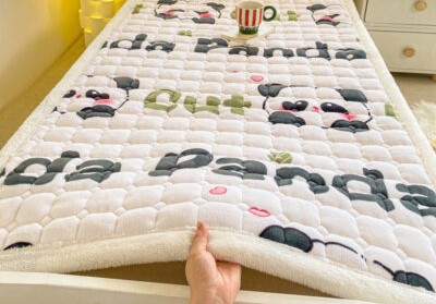 Pătură pufoasă cu elastic pentru prindere pe saltea – cuvertură moale pentru pat și învelit