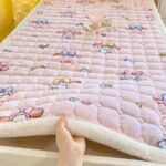 Pătură pufoasă cu elastic pentru prindere pe saltea – cuvertură moale pentru pat și învelit