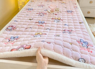 Pătură pufoasă cu elastic pentru prindere pe saltea – cuvertură moale pentru pat și învelit