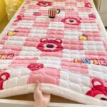 Pătură pufoasă cu elastic pentru prindere pe saltea – cuvertură moale pentru pat și învelit