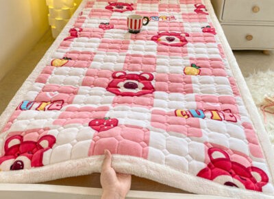 Pătură pufoasă cu elastic pentru prindere pe saltea – cuvertură moale pentru pat și învelit