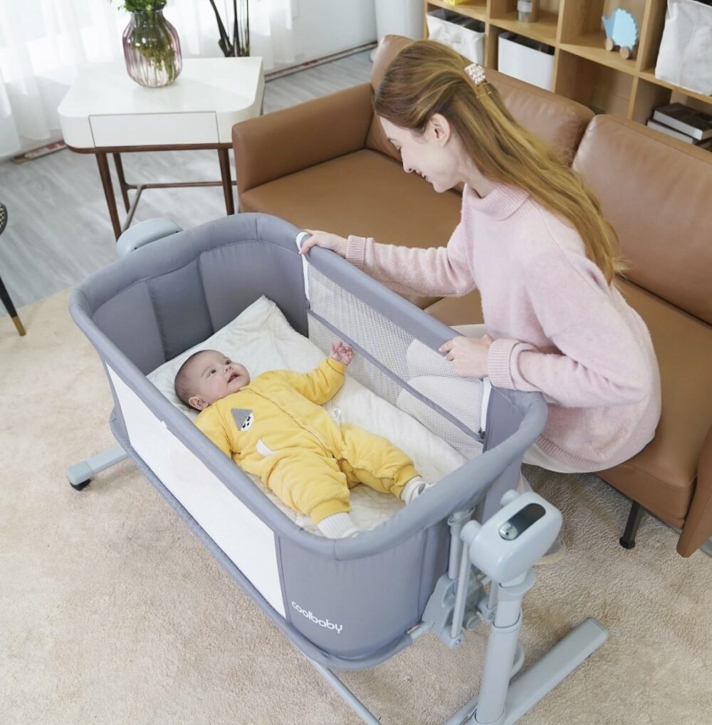 bebeluș în pătuț.