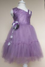 Rochie fetițe elegantă mov-lila cu un umăr gol și fustă din tull – model pentru 6-13 ani