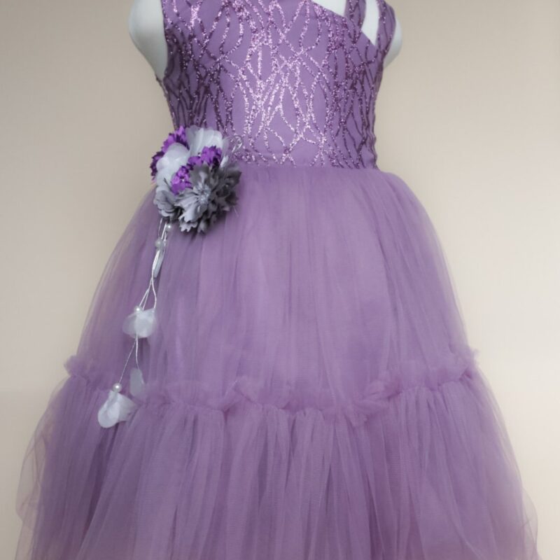 Rochie fetițe elegantă mov-lila cu un umăr gol și fustă din tull – model pentru 6-13 ani