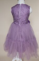 Rochie fetițe elegantă mov-lila cu un umăr gol și fustă din tull – model pentru 6-13 ani