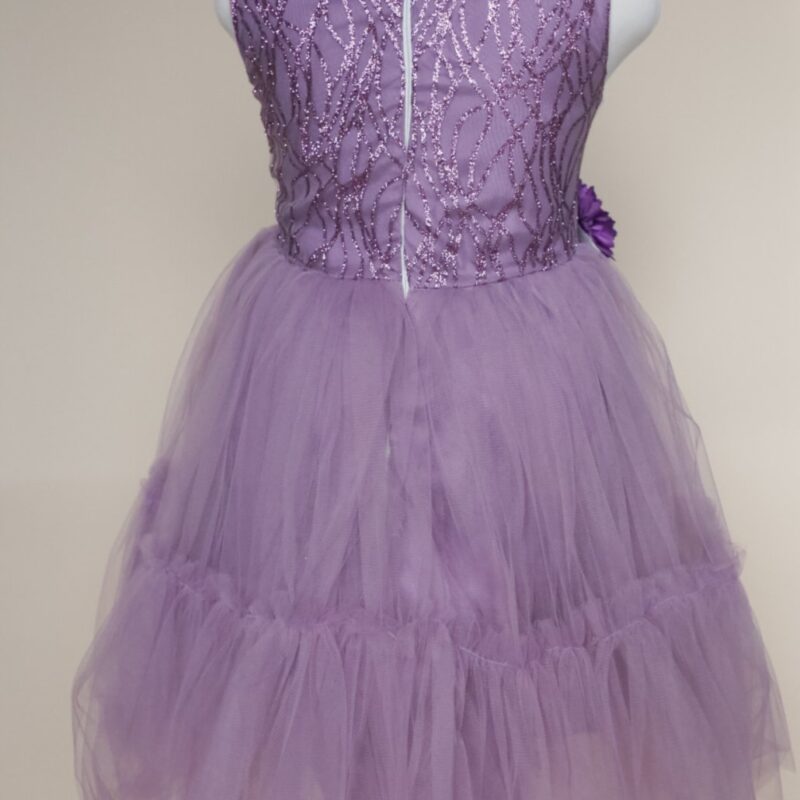 Rochie fetițe elegantă mov-lila cu un umăr gol și fustă din tull – model pentru 6-13 ani