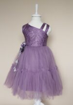 Rochie fetițe elegantă mov-lila cu un umăr gol și fustă din tull – model pentru 6-13 ani