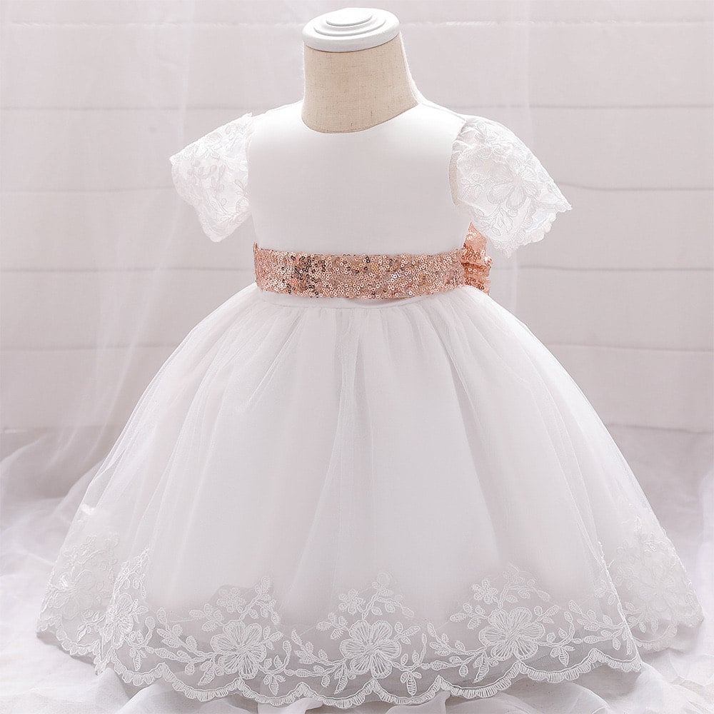 rochita-botez-fetita-alba-cu-dantela-si-panglica-roz-paietata-eleganta-si-delicata-809246 rochita-botez-fetita-alba-cu-dantela-si-panglica-roz-paietata-eleganta-si-delicata-809246