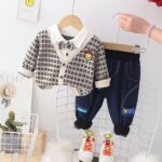 Set băieți 3 piese cu papion – cămașă cu vestă imprimată, pantaloni bleumarin și detalii haioase