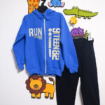 Set trening băieți albastru cu hanorac și pantaloni negri – îmbrăcăminte sport confortabilă pentru școală și joacă