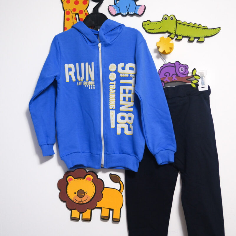 Set trening băieți albastru cu hanorac și pantaloni negri – îmbrăcăminte sport confortabilă pentru școală și joacă