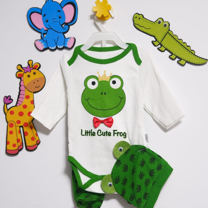 Set 3 piese bebeluși Little Cute Frog – body alb cu broscuță, pantalonași verzi și căciuliță asortată, din bumbac moale pentru confort maxim