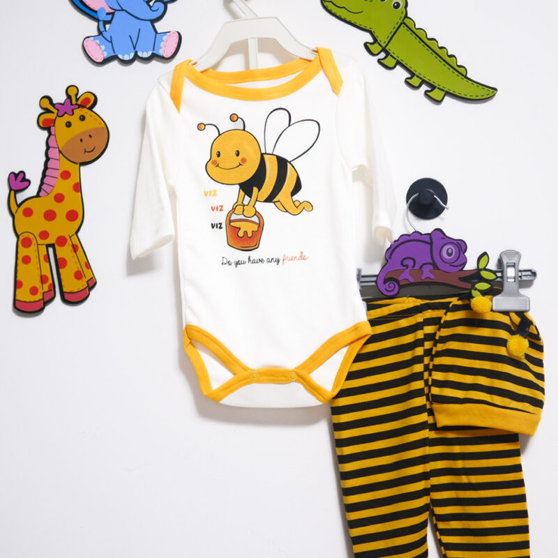 Set 3 piese pentru bebeluși model albină – body alb cu imprimeu vesel și pantaloni dungați galben-negru din bumbac moale