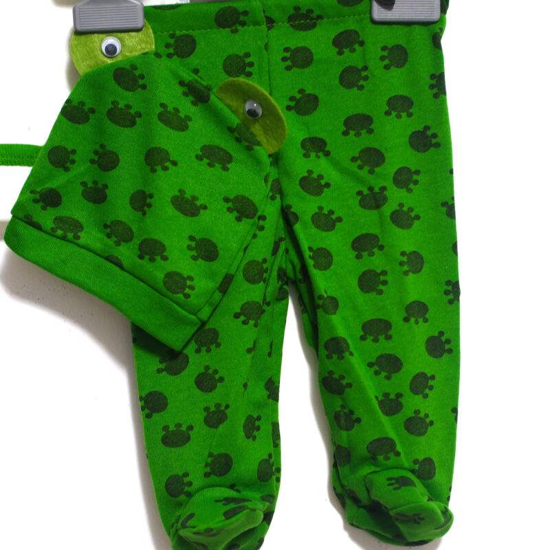 Set 3 piese bebeluși Little Cute Frog – body alb cu broscuță, pantalonași verzi și căciuliță asortată, din bumbac moale pentru confort maxim