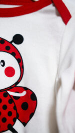 Set 3 piese bebeluși Little Ladybug roșu – body cu buburuză, pantalonași cu buline și căciuliță asortată din bumbac moale