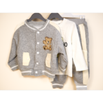Trening băieți 3 piese gri cu ursuleț brodat – jachetă tip varsity, tricou și pantaloni jogger din bumbac moale pentru grădiniță și activități zilnice