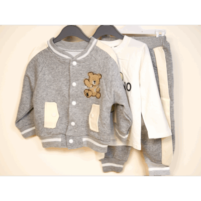 Trening băieți 3 piese gri cu ursuleț brodat – jachetă tip varsity, tricou și pantaloni jogger din bumbac moale pentru grădiniță și activități zilnice