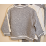 Trening băieți 3 piese gri cu ursuleț brodat – jachetă tip varsity, tricou și pantaloni jogger din bumbac moale pentru grădiniță și activități zilnice