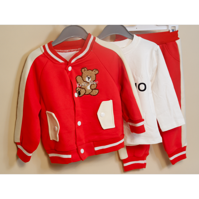 Set Haine Copii – 3 Piese cu Ursuleț – Cardigan Roșu, Bluză Albă și Pantaloni Sport