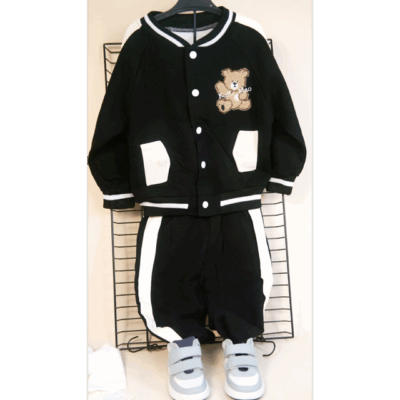 Trening băieți 3 piese negru cu ursuleț brodat – jachetă tip varsity, tricou și pantaloni jogger din bumbac moale pentru grădiniță și timp liber
