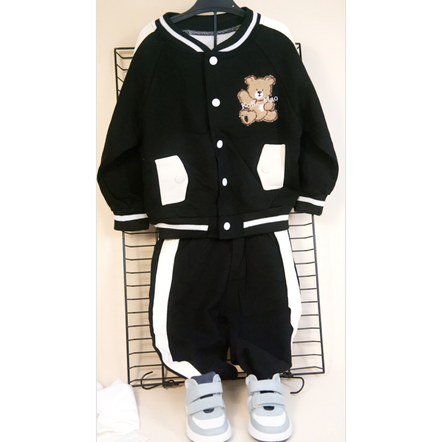 Trening băieți 3 piese negru cu ursuleț brodat – jachetă tip varsity, tricou și pantaloni jogger din bumbac moale pentru grădiniță și timp liber
