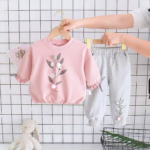 Set Fetiță – Bluziță Roz cu Mâneci Bufante și Pantaloni Gri cu Detalii Florale Aplicate – Îmbrăcăminte Confortabilă și Delicată pentru Zile de Poveste