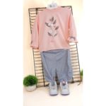 Set Fetiță – Bluziță Roz cu Mâneci Bufante și Pantaloni Gri cu Detalii Florale Aplicate – Îmbrăcăminte Confortabilă și Delicată pentru Zile de Poveste