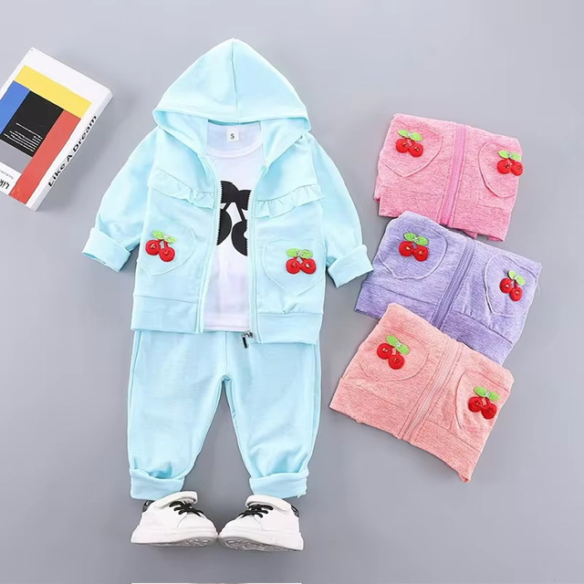 TRENING FETITE CU CIRESE BLEU