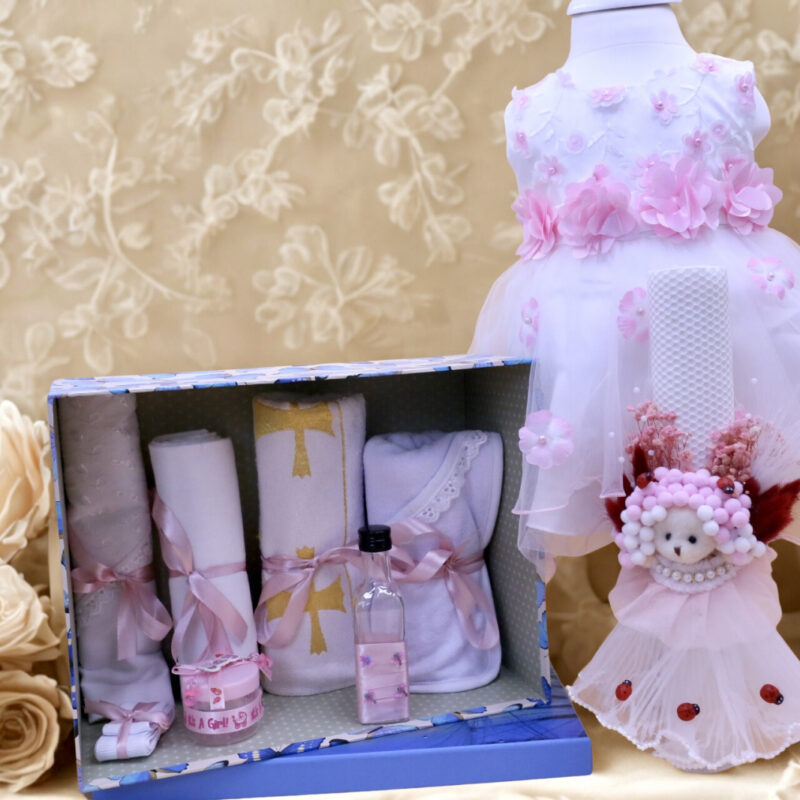 Trusou botez fetiță – Rochiță 0-3 luni roz cu flori & lumânare cu ursuleț