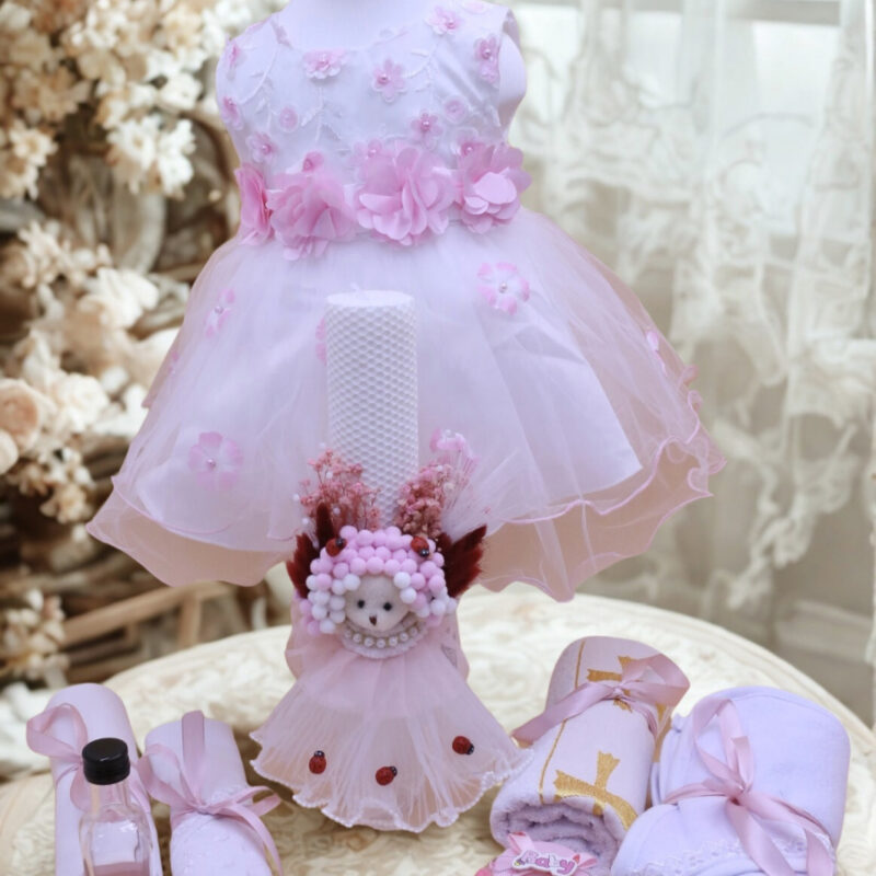 Trusou botez fetiță – Rochiță 0-3 luni roz cu flori & lumânare cu ursuleț