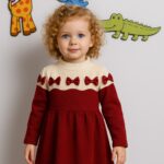 Rochie tricotată pentru fete bordo cu inser crem și fundițe satinate