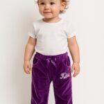 Pantaloni catifea mov pentru fetițe – model moale și elegant cu buzunare și fundiță, ideali pentru toamnă-iarnă
