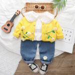 Set pentru fetițe Floare de Primăvara – cardigan galben cu broderii florale și pantaloni din denim moale