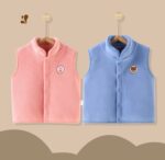 Vestă fleece albastră pentru copii cu guler înalt și capse, moale și călduroasă, cu patch ursuleț brodat
