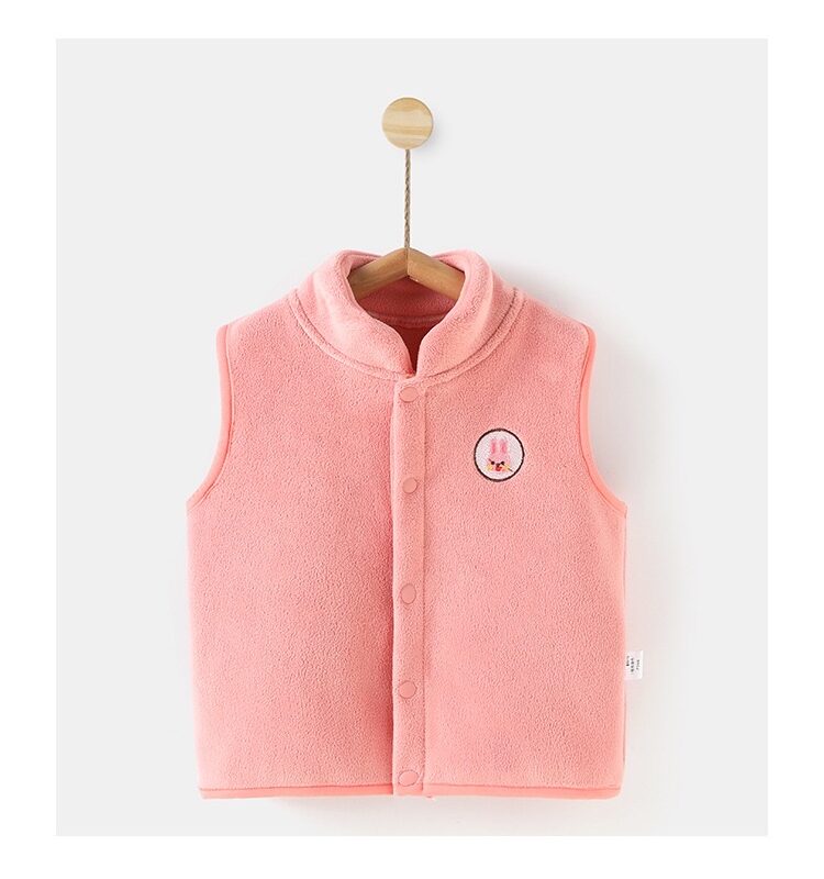 Vestă fleece roz pentru copii cu guler înalt și capse, moale, călduroasă și confortabilă, cu ursuleț brodat