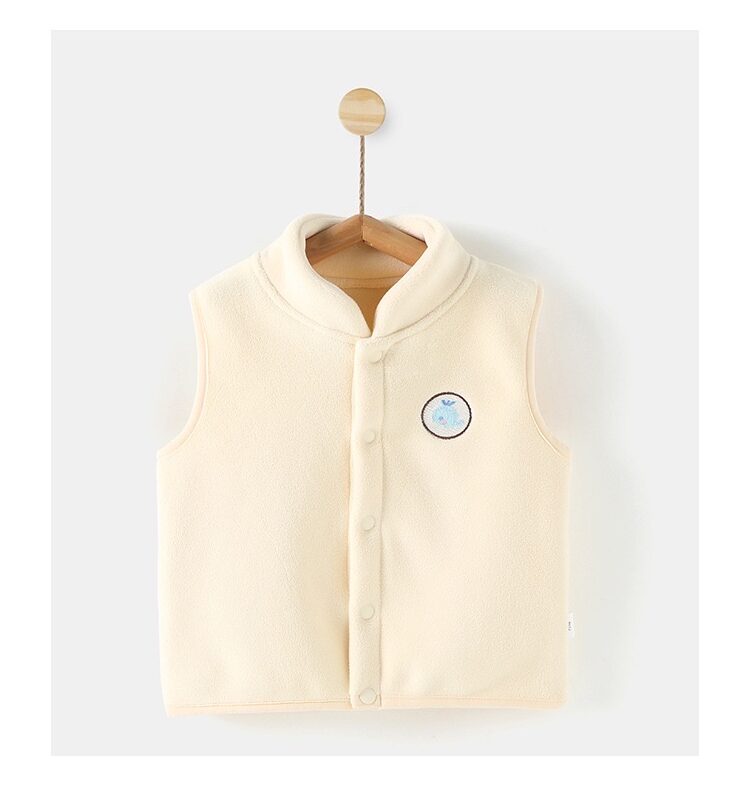 Vestă fleece crem pentru copii cu guler înalt și capse, moale și călduroasă, cu patch ursuleț brodat
