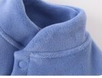 Vestă fleece albastră pentru copii cu guler înalt și capse, moale și călduroasă, cu patch ursuleț brodat