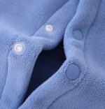 Vestă fleece albastră pentru copii cu guler înalt și capse, moale și călduroasă, cu patch ursuleț brodat