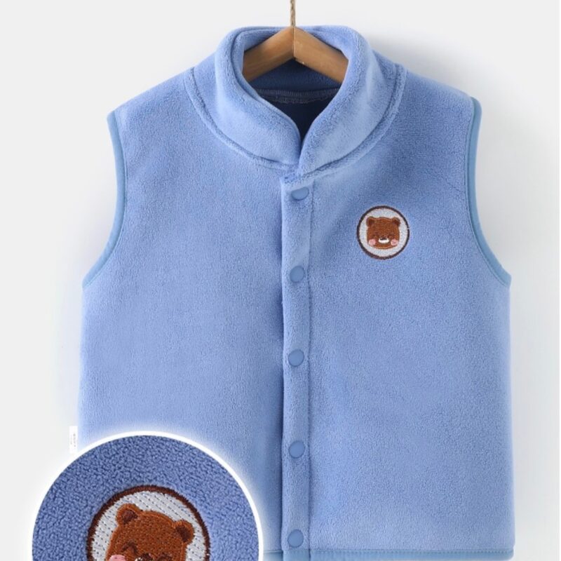 Vestă fleece albastră pentru copii cu guler înalt și capse, moale și călduroasă, cu patch ursuleț brodat