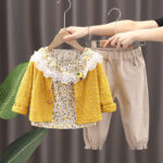 Set elegant pentru fetițe – bluză florală, cardigan mov și pantaloni bej
