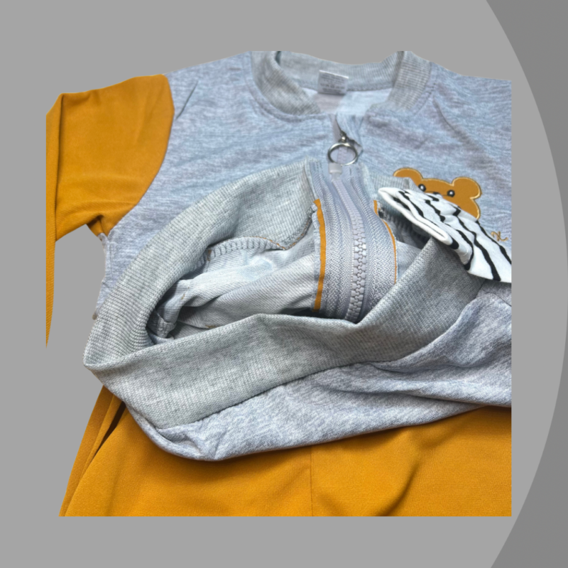 Set tricotat premium pentru fete si baieti , două piese – pulover raglan rosu cu motiv „Sheep” și pantaloni gri cu aplicație