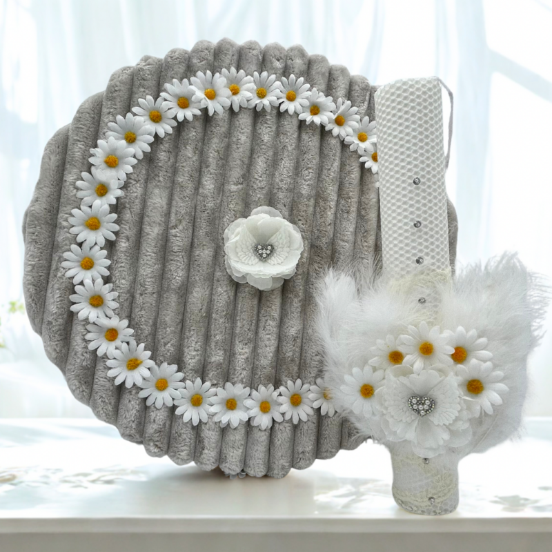 Set lumânare și trusou botez margarete – eleganță și puritate pentru ziua cea mare